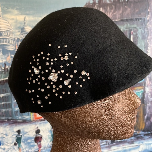 New Betmar New York 100% Wool Darling Cloche Style Cap With Bling - Picture 4 of 6